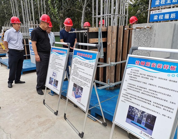项目经理李金平向新乡市住建局局长吴毅强讲解项目采用的新工艺.jpg 项目经理李金平向新乡市住建局局长吴毅强讲解项目采用的新工艺.jpg