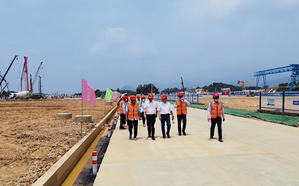 3、董事长一行现场视察指导工作.jpg 3、董事长一行现场视察指导工作.jpg