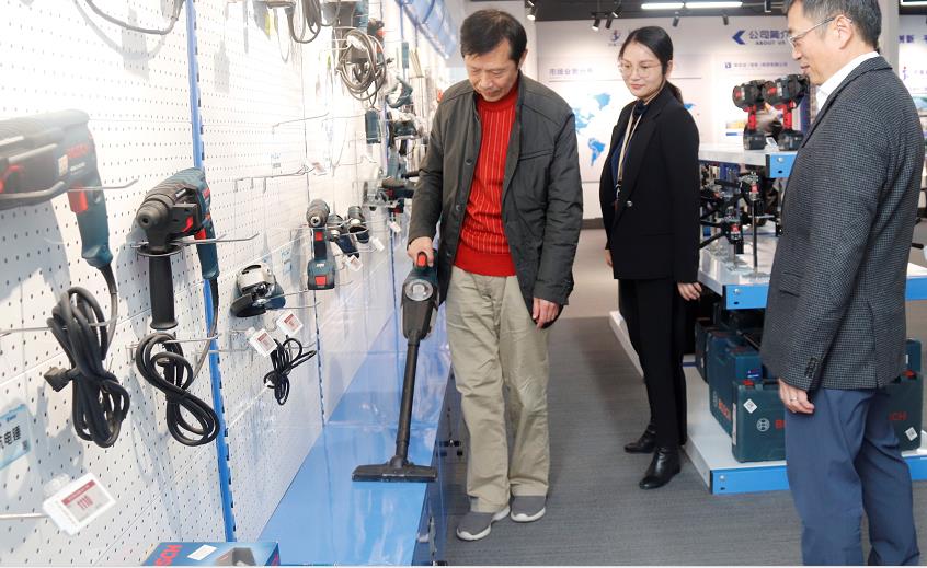 05-胡成海秘书长体验新型工器具.jpg 05-胡成海秘书长体验新型工器具.jpg
