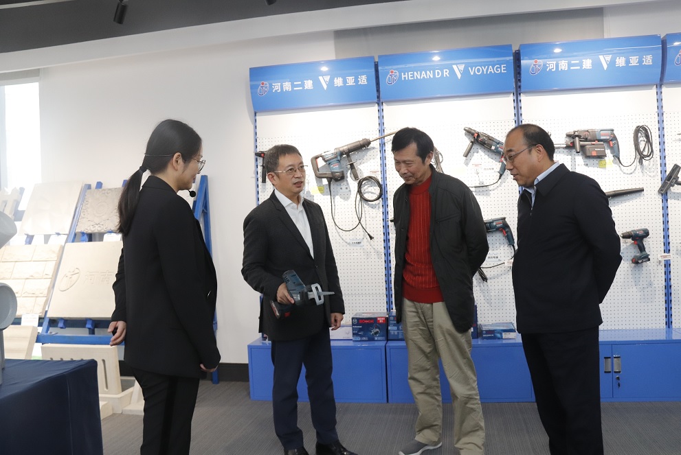 安博官方网站-安博anbo(中国)
董事长黄道元示范新型工器具操作方法.jpg 安博官方网站-安博anbo(中国)
董事长黄道元示范新型工器具操作方法.jpg