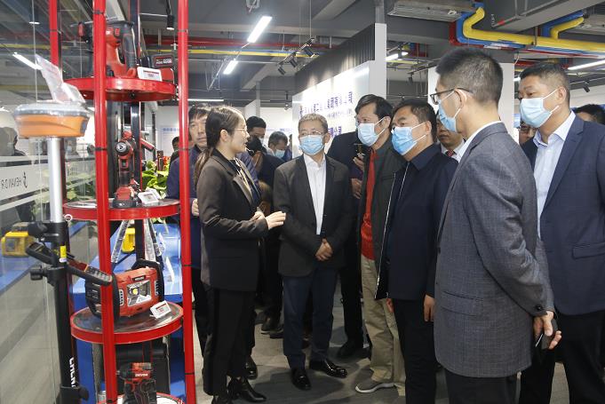 安博官方网站-安博anbo(中国)
董事长黄道元示范新型工器具操作方法.jpg 安博官方网站-安博anbo(中国)
董事长黄道元示范新型工器具操作方法.jpg