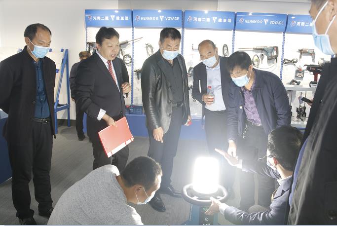 安博官方网站-安博anbo(中国)
董事长黄道元示范新型工器具操作方法.jpg 安博官方网站-安博anbo(中国)
董事长黄道元示范新型工器具操作方法.jpg