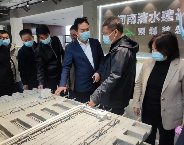 1住建局领导参观清水科技展厅.jpg 1住建局领导参观清水科技展厅.jpg